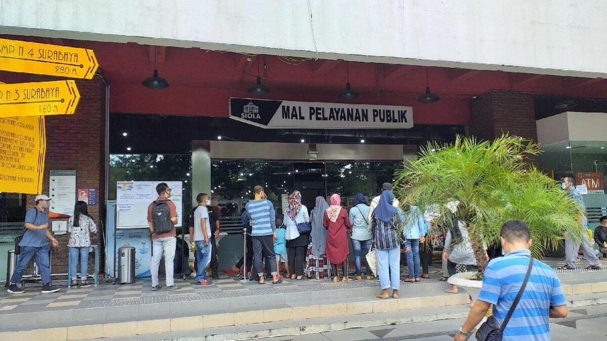 Petugas Dispendukcapil Surabaya Viral Dapat Bintang 1, Pemkot Siapkan Sanksi
