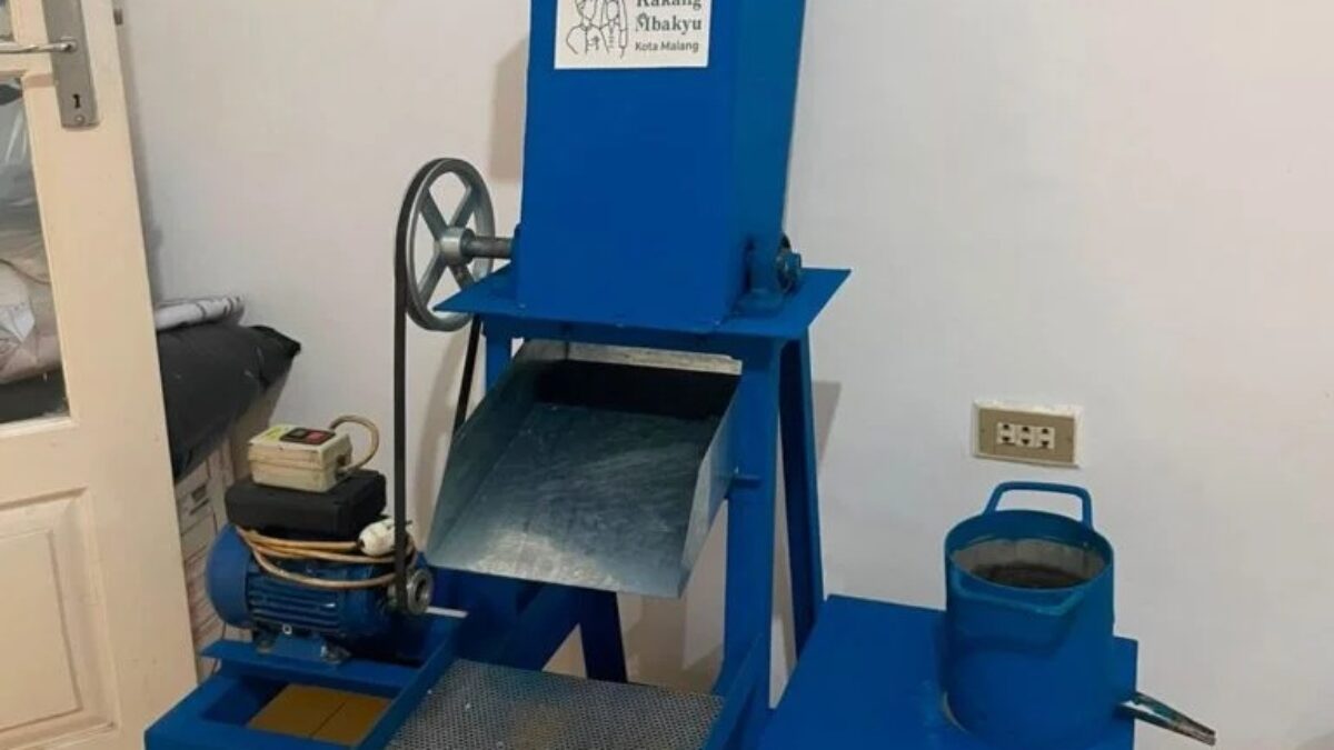 Dari Sampah Jadi Cuan, Mahasiswa UMM Kembangkan Mesin Pengolah Plastik di Kampung Biru Arema