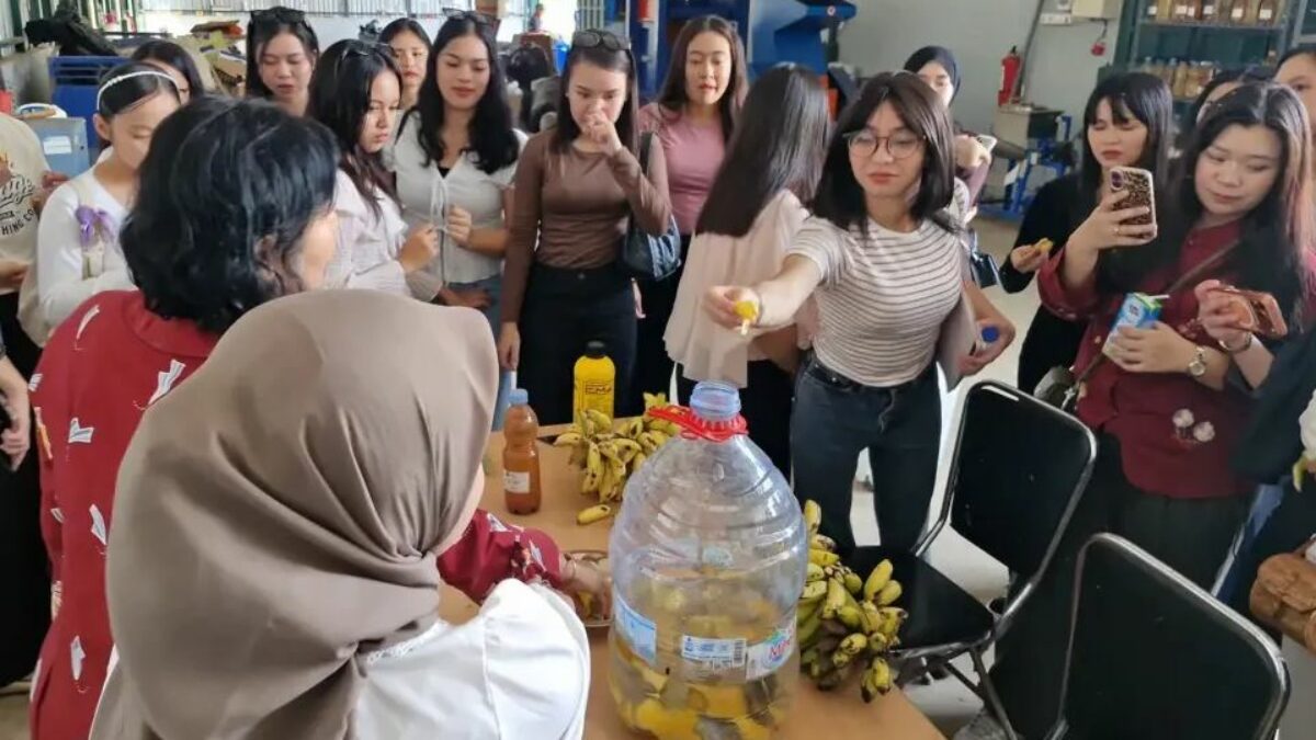 Belajar Green Campus, Peserta Summer Course UM Praktik Membuat Eco-Enzyme