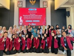 Mahasiswa PPG UMM Ubah Limbah Bunga Mawar Desa Punten Jadi Élarose