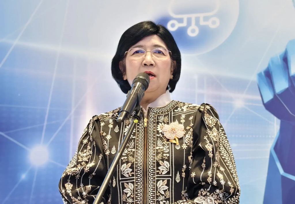 Gubernur BI Destry Damayanti membahas perkembangan penggunaan QRIS dan pembayaran tunai di Indonesia.