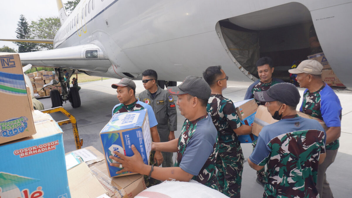 TNI AU Kerahkan Boeing 737 untuk Berangkatkan Lebih dari 2 Ton Bantuan Gempa NTT dari Lanud Abdulrachman Saleh