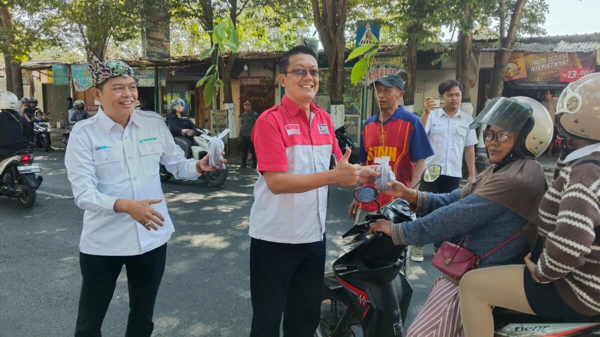 Perhutani KPH Bondowoso Bagikan Bibit Buah kepada Warga, LIRA Beri Apresiasi