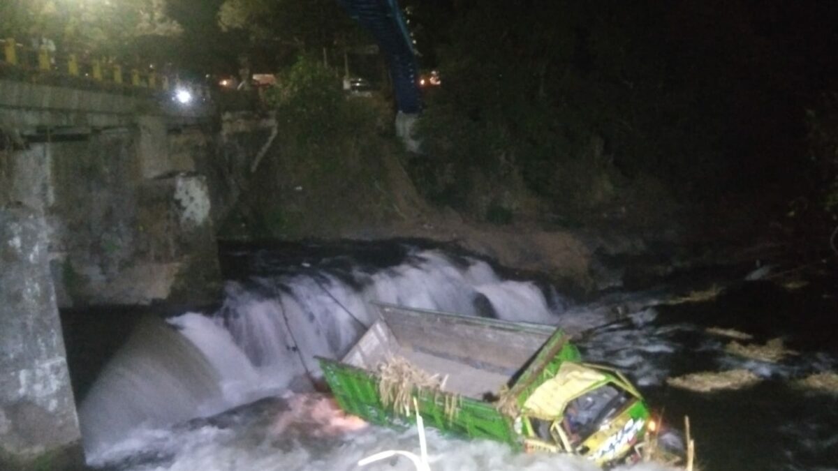 Truk Bermuatan Bibit Tebu Terjun ke Sungai Brantas Kepanjen, 2 Terluka