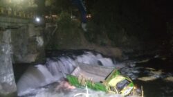 Truk Bermuatan Bibit Tebu Terjun ke Sungai Brantas Kepanjen, 2 Terluka