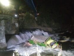 Truk Bermuatan Bibit Tebu Terjun ke Sungai Brantas Kepanjen, 2 Terluka