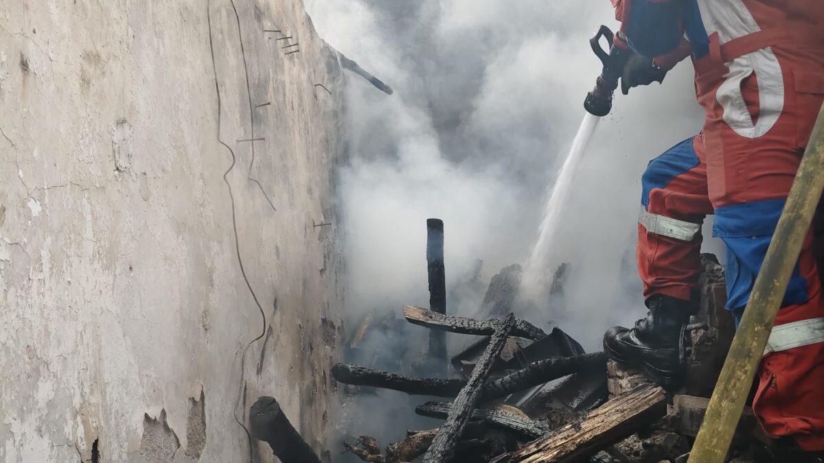 Diduga Dipicu Tungku Kayu Bakar, Rumah Warga Hangus Terbakar
