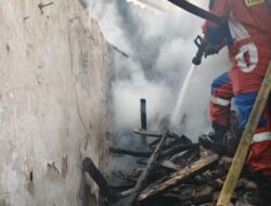 Diduga Dipicu Tungku Kayu Bakar, Rumah Warga Hangus Terbakar