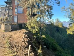 Kobaran Api di Bromo Hillside Padam, Bara Api Masih Disisir
