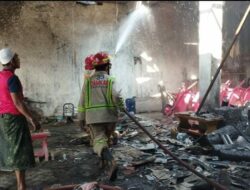Korsleting Listrik, Sebuah Gudang Material di Singosari Terbakar