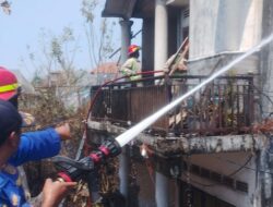Rumah Lantai 2 Terbakar Akibat Lahan Tebu di Sebelah Rumah