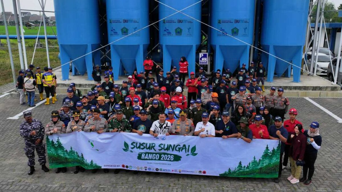 Peserta lintas instansi dalam kegiatan Susur Sungai Bango 2026 di Malang.