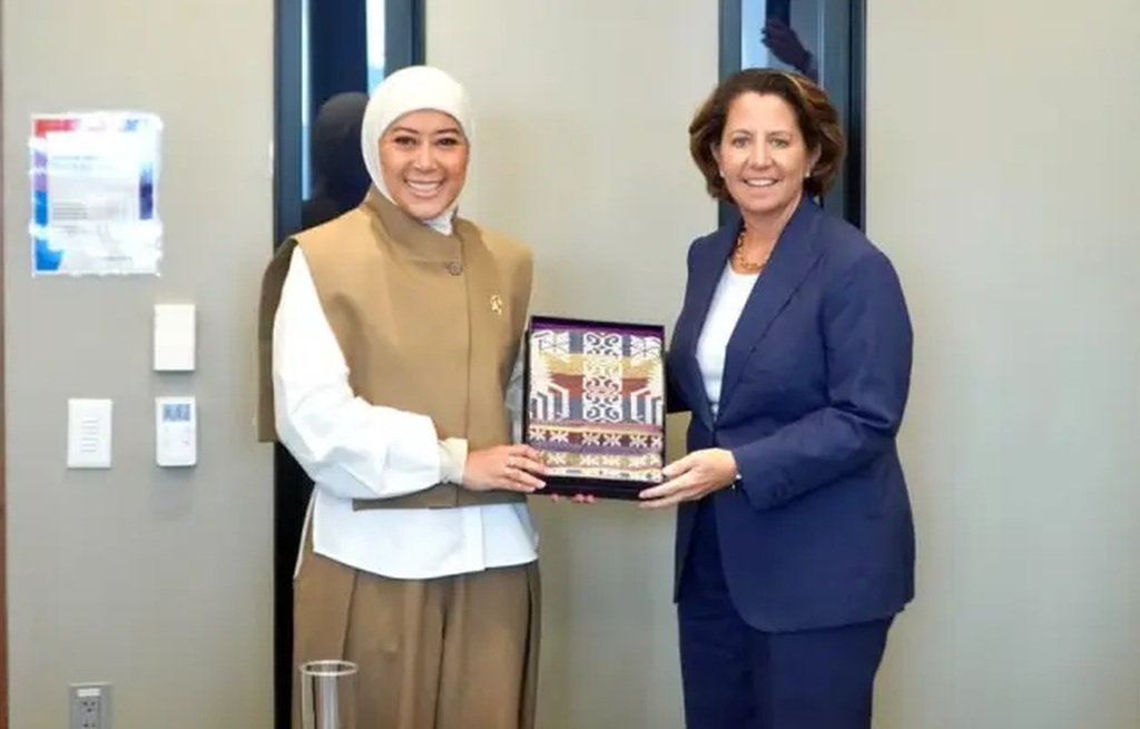 Meutya Hafid bertemu Lisa Monaco membahas investasi Microsoft di bidang cloud dan AI di Indonesia.