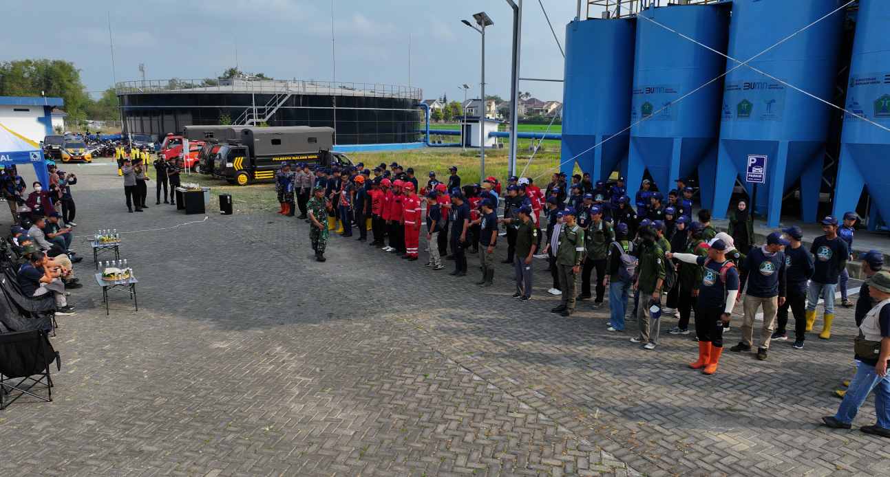 Personel lintas instansi bersiap mengikuti kegiatan Susur Sungai Bango 2026.