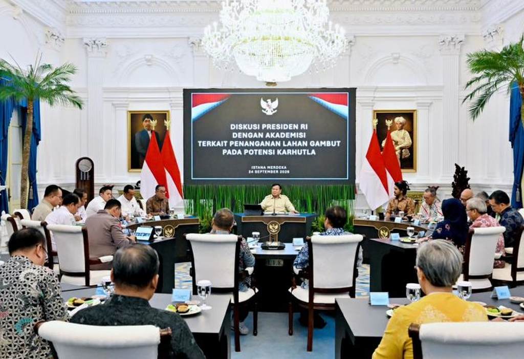 Presiden Prabowo berdiskusi dengan akademisi tentang pengelolaan lahan gambut dan pencegahan karhutla