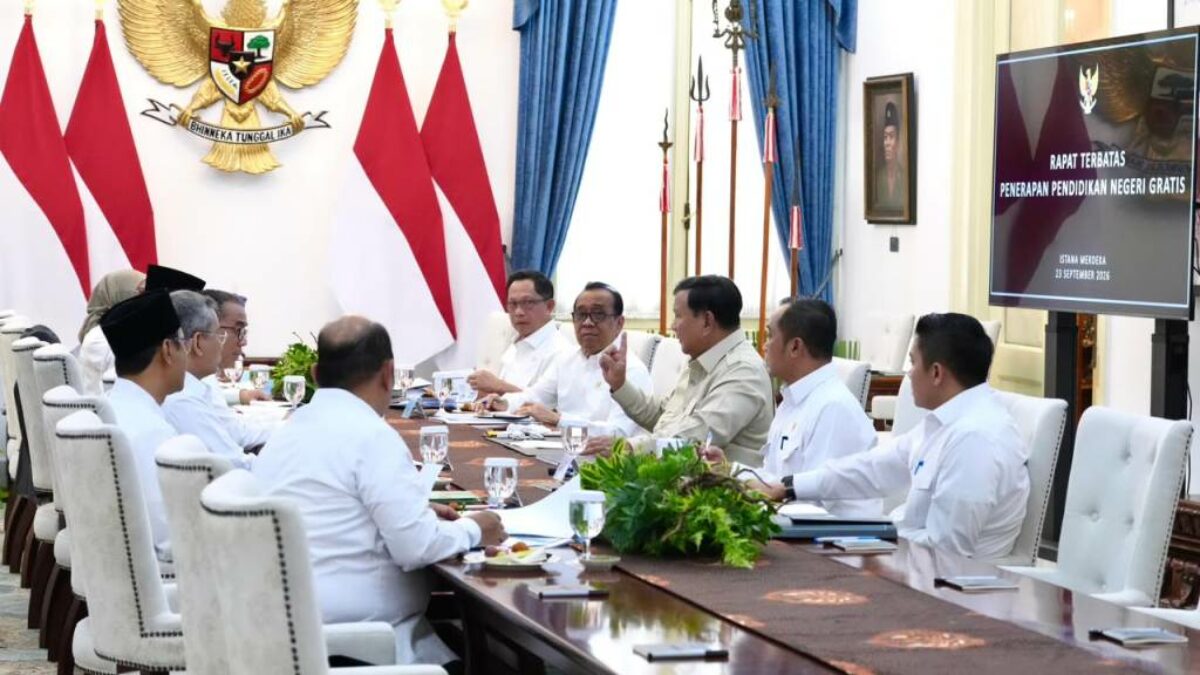 Presiden Prabowo Subianto memimpin rapat terbatas membahas pendidikan gratis di sekolah negeri.