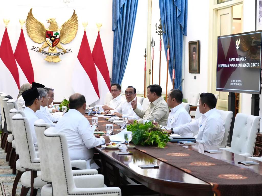 Presiden Prabowo Subianto memimpin rapat terbatas membahas pendidikan gratis di sekolah negeri.