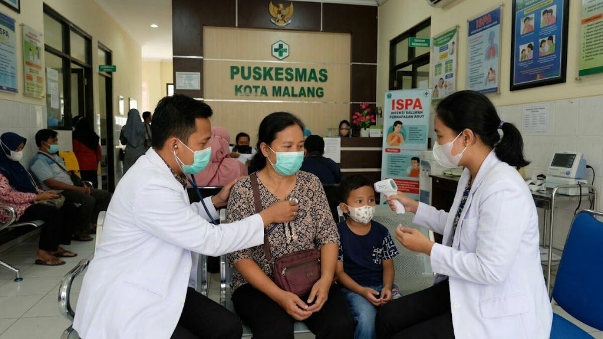 Pemeriksaan pasien dengan gejala infeksi saluran pernapasan di fasilitas kesehatan
