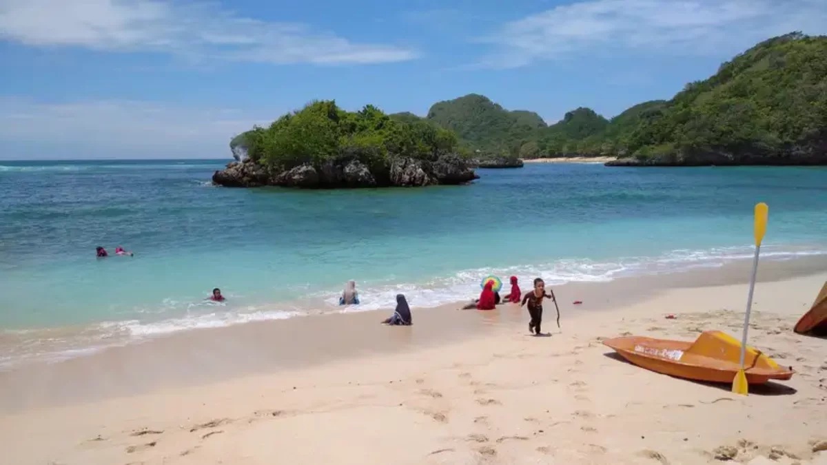 Pantai Gatra Malang: Ketika Wisata Tak Boleh Menang atas Konservasi
