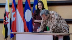 Penandatanganan Host Country Agreement Sekretariat Regional ASEAN MRA-TP di Jakarta.