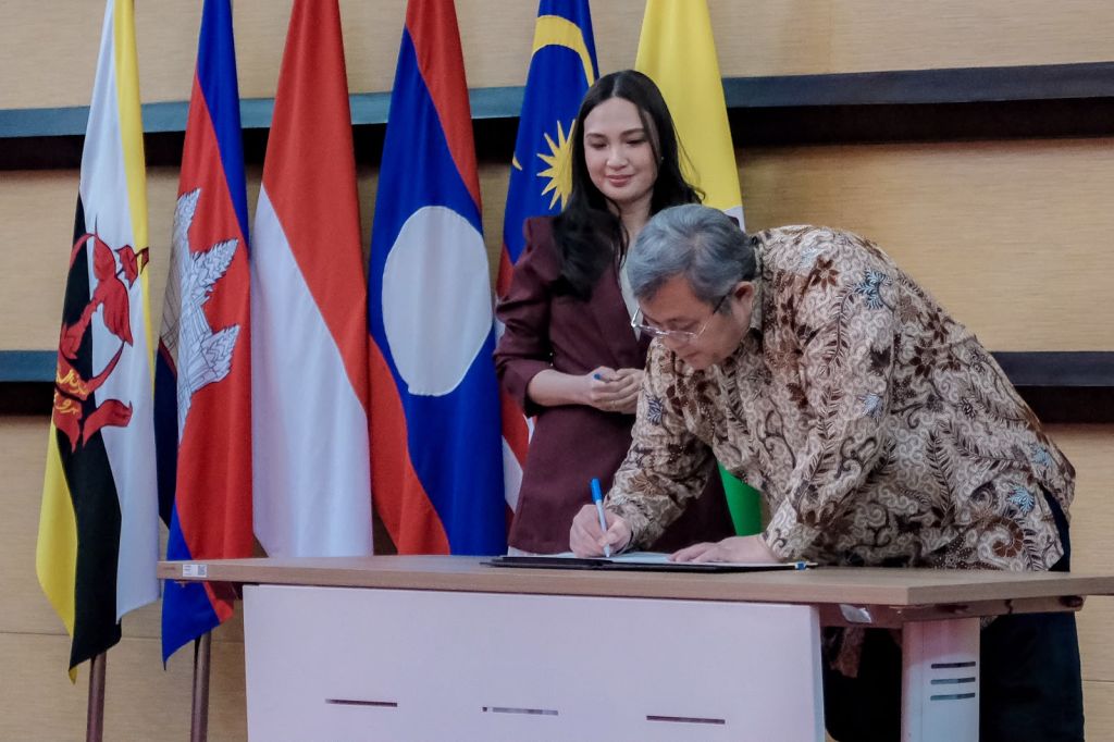 Penandatanganan Host Country Agreement Sekretariat Regional ASEAN MRA-TP di Jakarta.