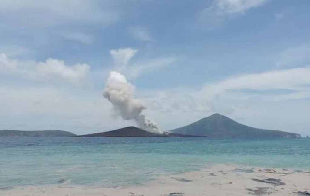 Gunung Anak Krakatau di Selat Sunda saat aktivitas vulkanik meningkat.