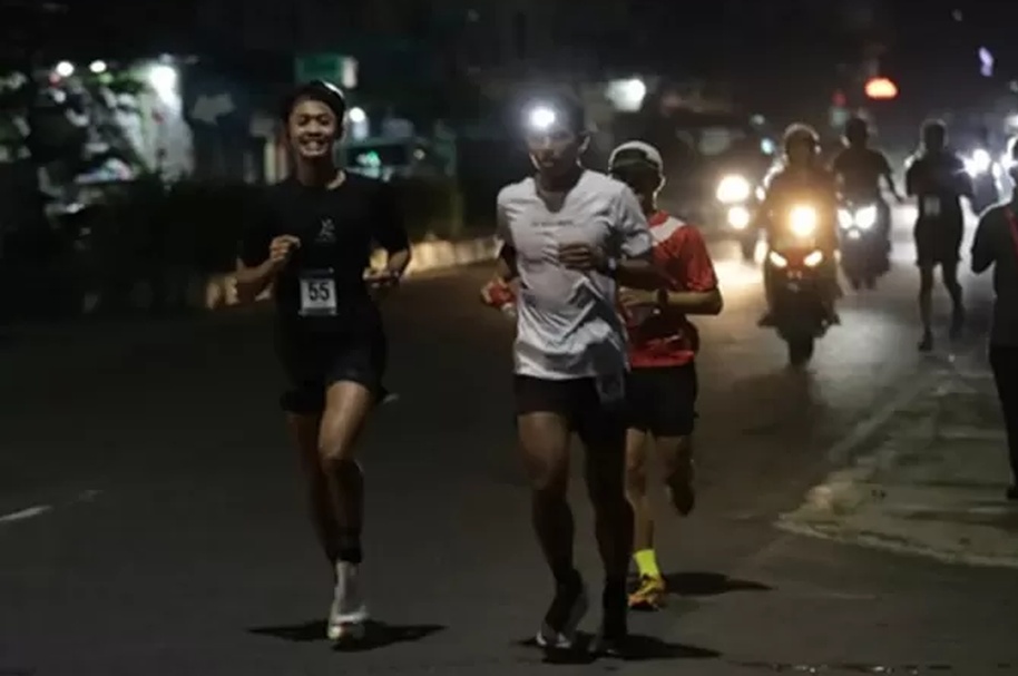 Komunitas lari melakukan aktivitas olahraga malam di Malang