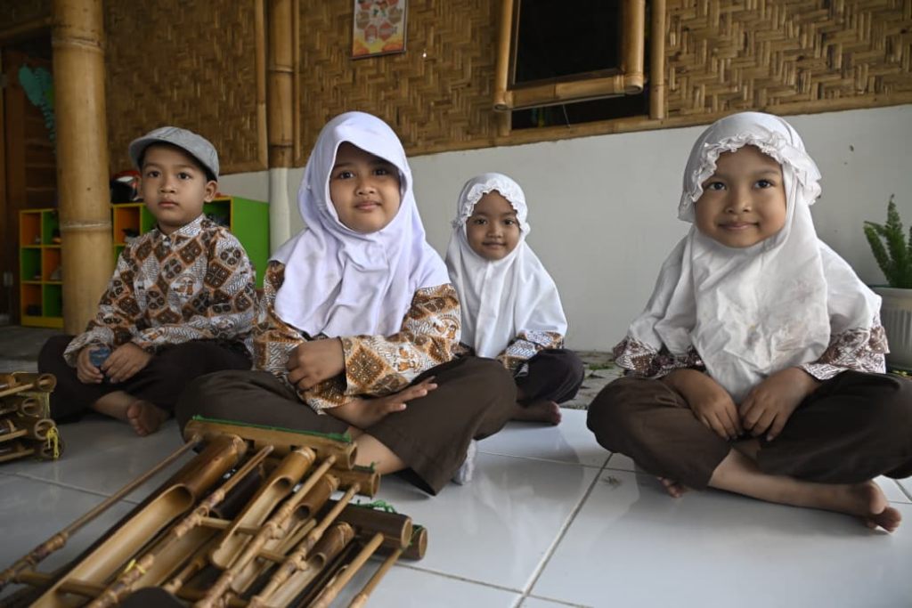 Anak-anak TK IT Mekar Insani di Yogyakarta bermain angklung bersama untuk belajar kerja sama dan pendidikan karakter.
