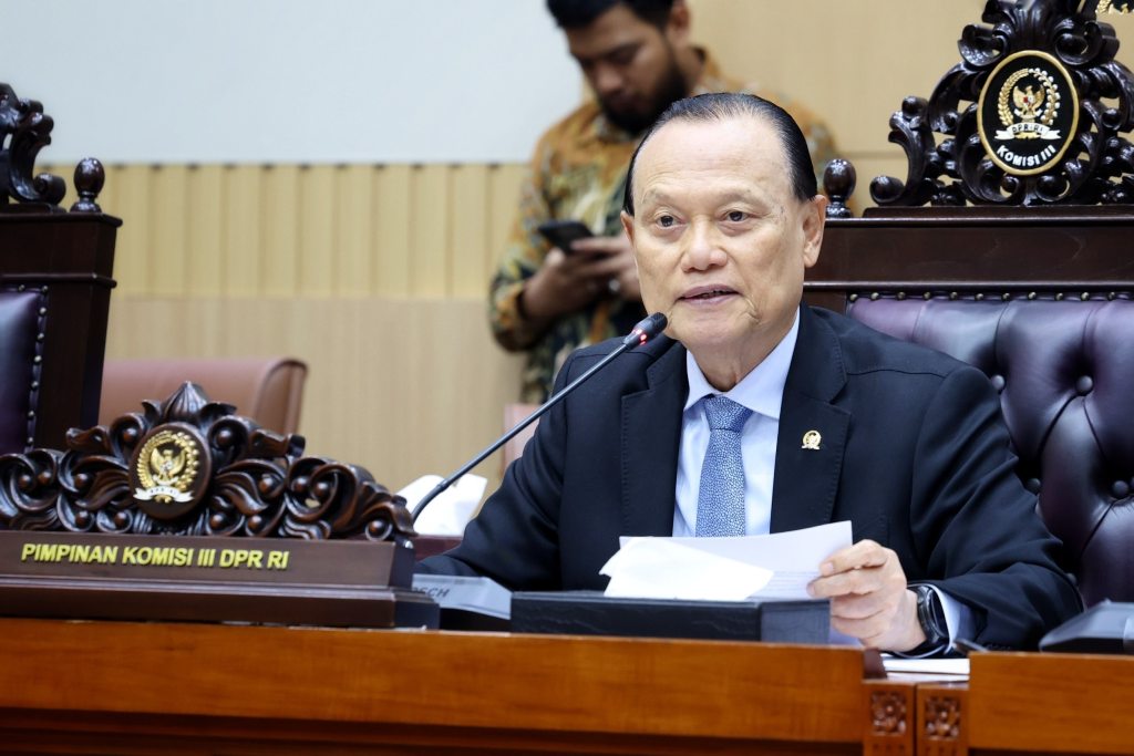 Adang Daradjatun memimpin RDPU mahasiswa membahas RUU Perampasan Aset