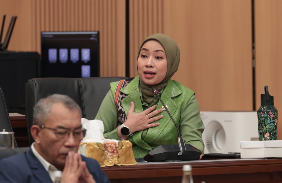 Ratna Juwita menyampaikan usulan moratorium izin usaha di DAS kritis dan tanggung jawab korporasi dalam pemulihan lingkungan.