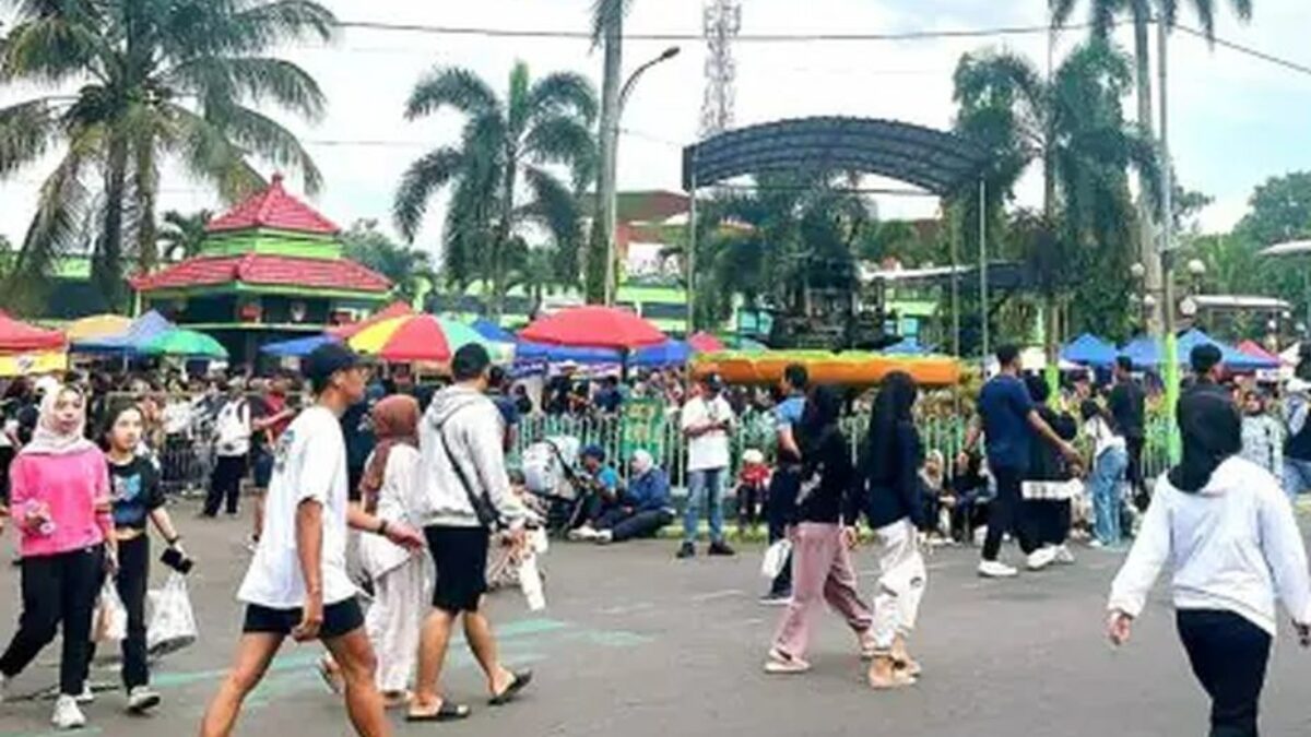 Pengunjung berburu street food di kawasan Car Free Day Ijen Kota Malang.