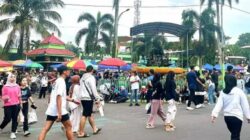 Pengunjung berburu street food di kawasan Car Free Day Ijen Kota Malang.