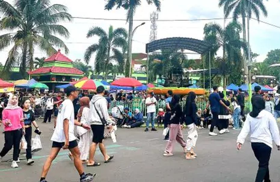 Pengunjung berburu street food di kawasan Car Free Day Ijen Kota Malang.