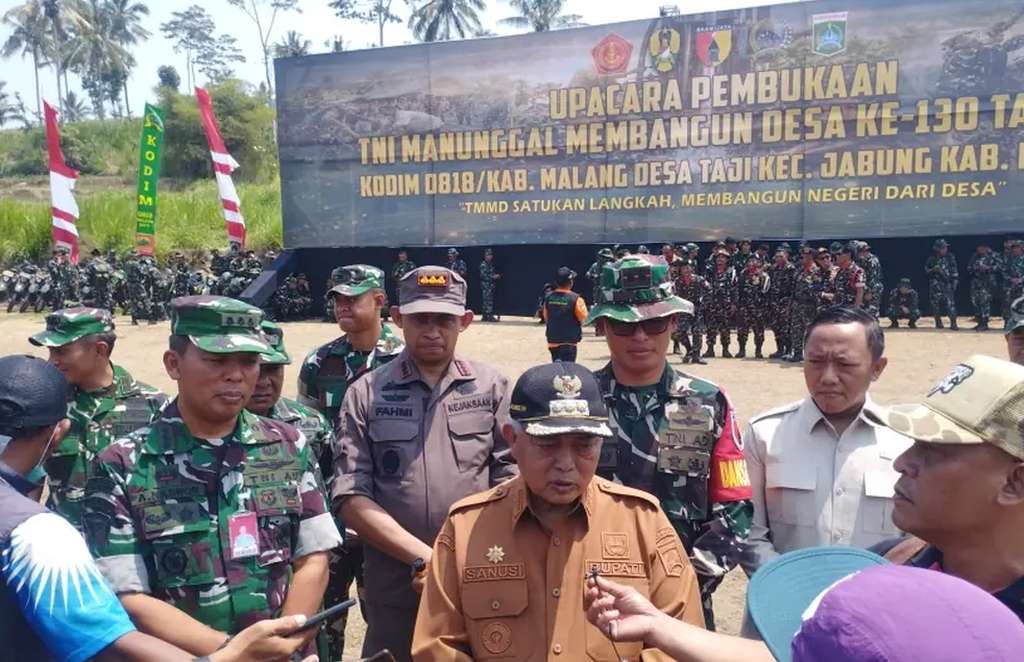 Pembukaan TMMD 130 Malang yang menyasar pembangunan jalan, perbaikan rumah warga, dan pelayanan publik.