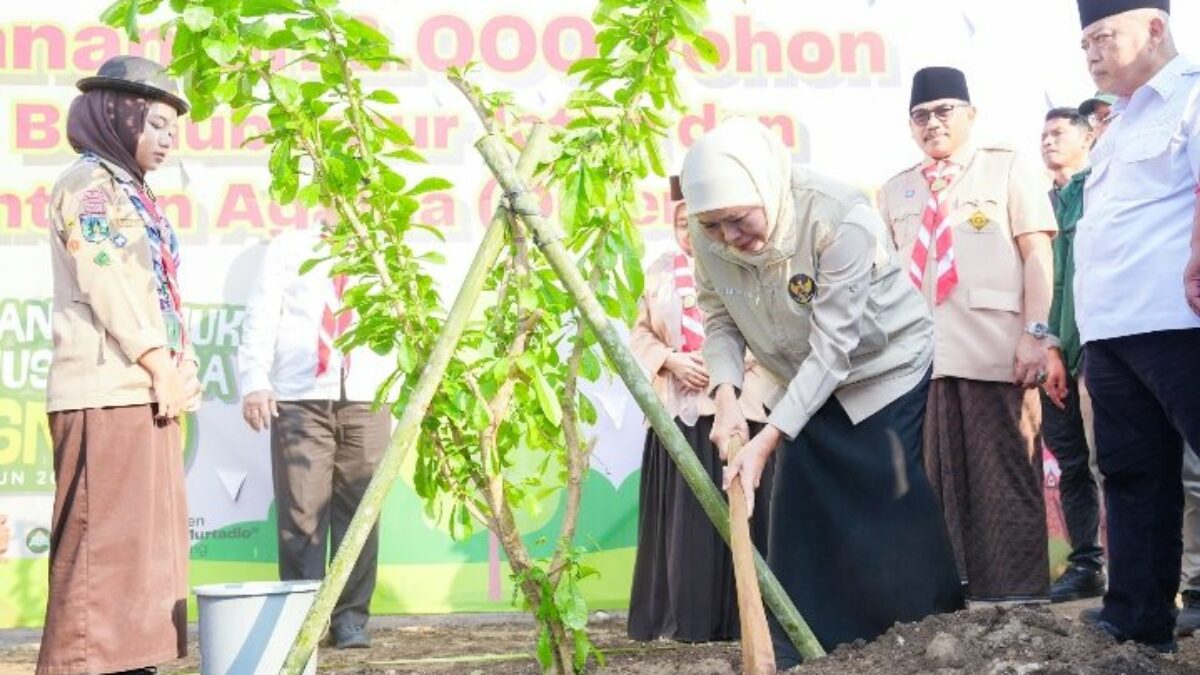 Khofifah Tanam 1.000 Pohon Bersama Santri PPSN VI di Malang