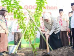Khofifah Tanam 1.000 Pohon Bersama Santri PPSN VI di Malang