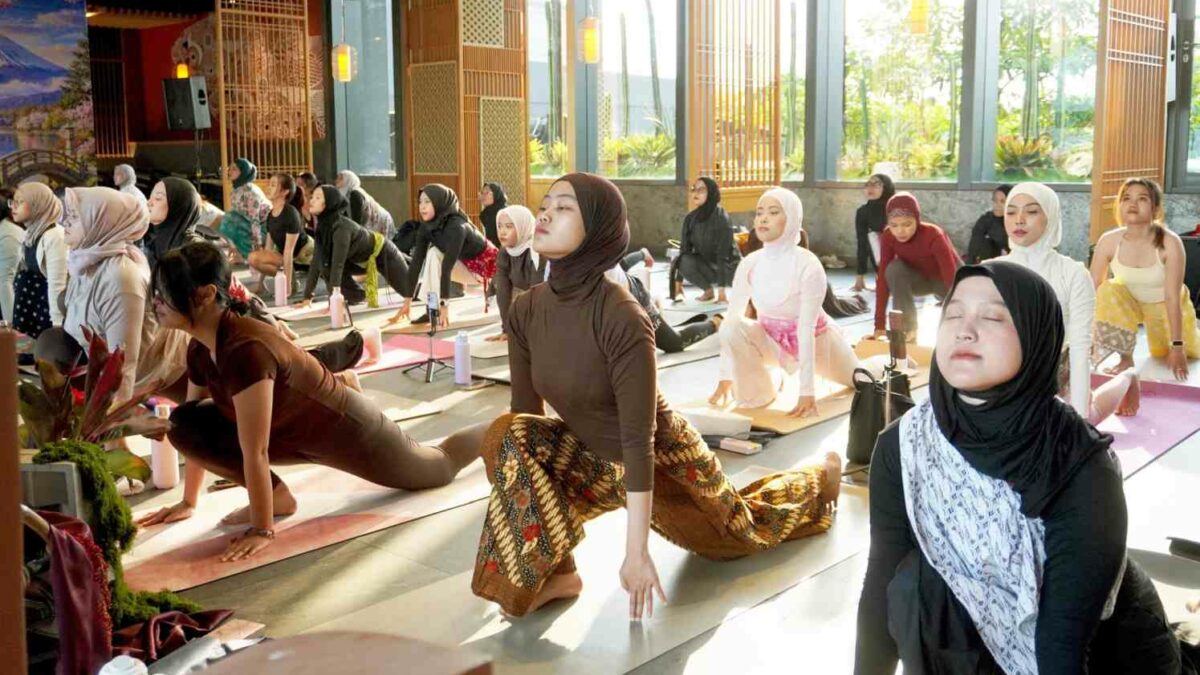 Yoga Berbalut Batik Warnai Perayaan Hari Batik Nasional di Malang