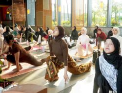 Yoga Berbalut Batik Warnai Perayaan Hari Batik Nasional di Malang