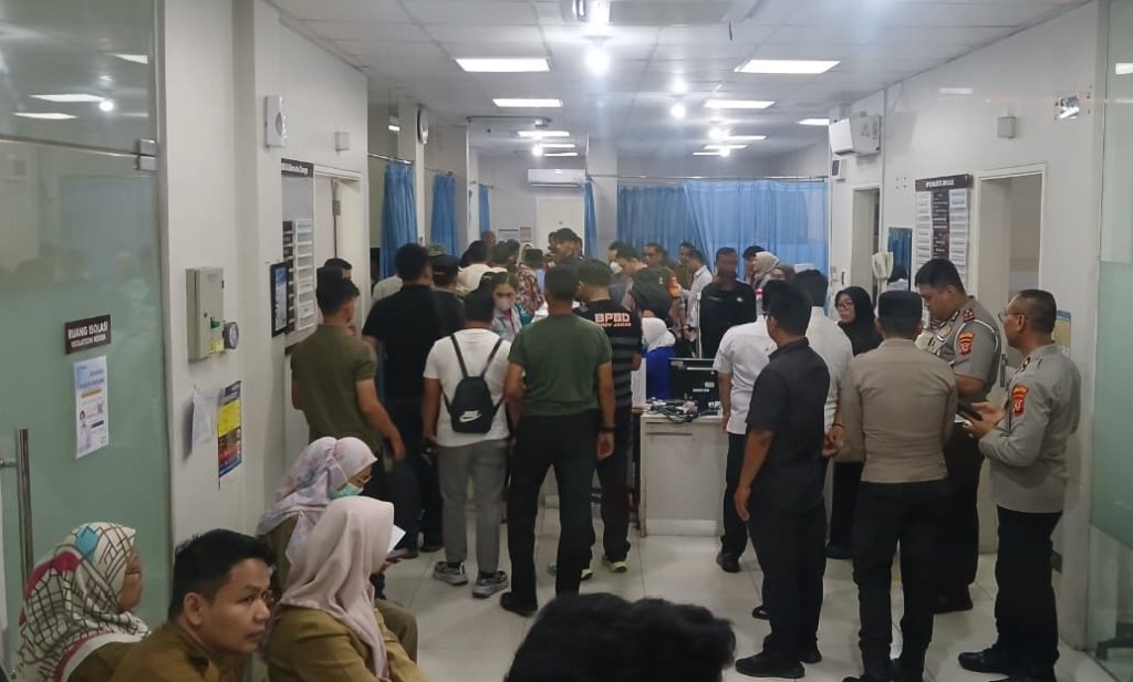 Penanganan medis terhadap siswa yang diduga keracunan setelah menyantap Makan Bergizi Gratis di Cirebon.