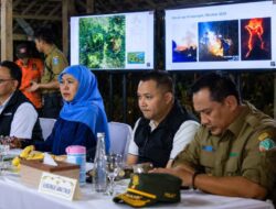 Khofifah Prioritaskan Keselamatan Petugas Karhutla dan Pasokan Air Bersih