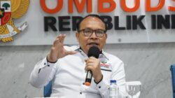 Anggota Ombudsman RI Robert Na Endi Jaweng saat menyampaikan temuan titik rawan maladministrasi pelayanan publik di Jakarta.