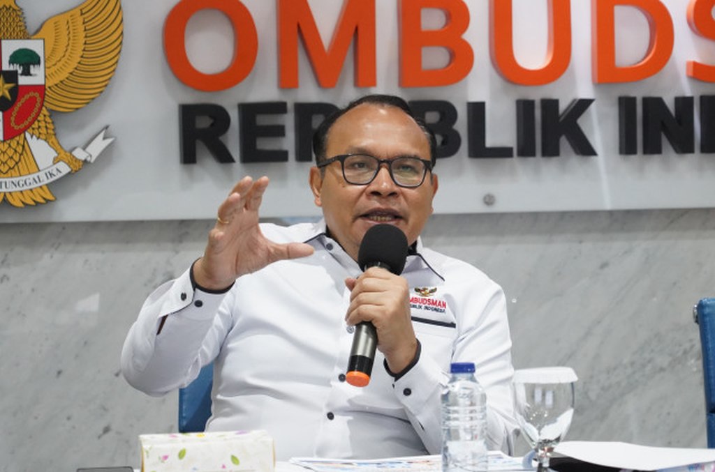 Anggota Ombudsman RI Robert Na Endi Jaweng saat menyampaikan temuan titik rawan maladministrasi pelayanan publik di Jakarta.