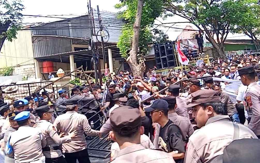 Massa pendukung Bupati Pati nonaktif Sudewo berkumpul di sekitar Pengadilan Tipikor Semarang menjelang sidang vonis pada 21 Oktober 2026.