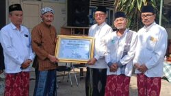 KH Thoriq Bin Ziyad mengenakan baju lurik Jawa bersama pengurus MWC NU Kecamatan Pagelaran, Kabupaten Malang, terkait usulan doa resmi negara Indonesia.