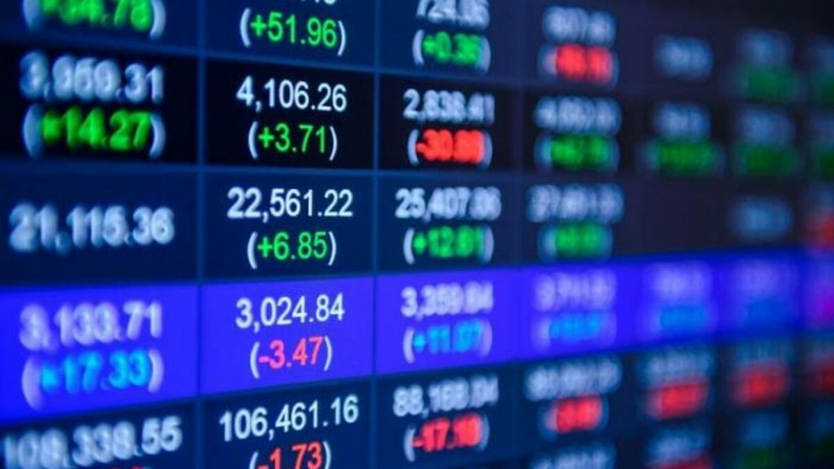 Layar informasi pergerakan saham di Bursa Efek Indonesia di tengah gejolak IHSG dan nilai tukar rupiah setelah peringatan MSCI.