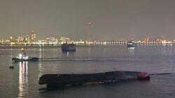 KMP Batumandi yang terbakar di perairan Pulau Merak Besar, Cilegon, sebelum tenggelam dan direncanakan diangkat melalui operasi salvage.