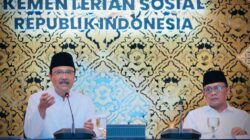 Menteri Sosial Saifullah Yusuf berbicara dalam pertemuan di Kementerian Sosial Republik Indonesia, didampingi seorang pejabat.