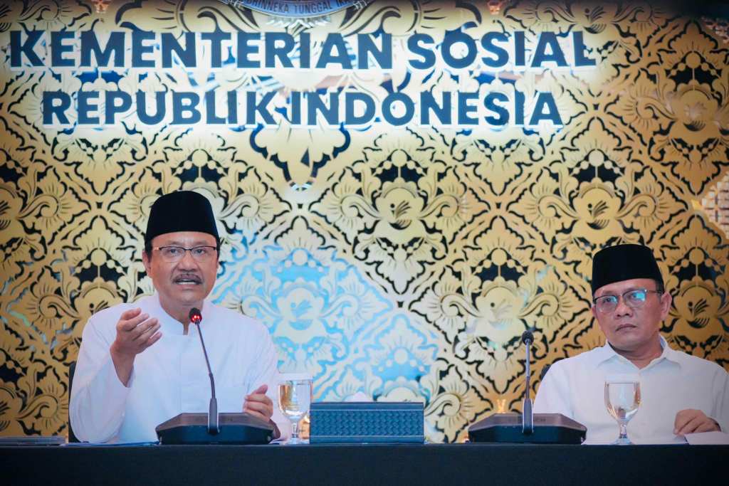 Menteri Sosial Saifullah Yusuf berbicara dalam pertemuan di Kementerian Sosial Republik Indonesia, didampingi seorang pejabat.