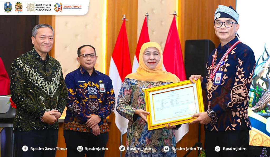 Khairul Isnaidi Kusuma menerima penghargaan lulusan terbaik PKN II Angkatan XI dari Gubernur Jawa Timur Khofifah Indar Parawansa