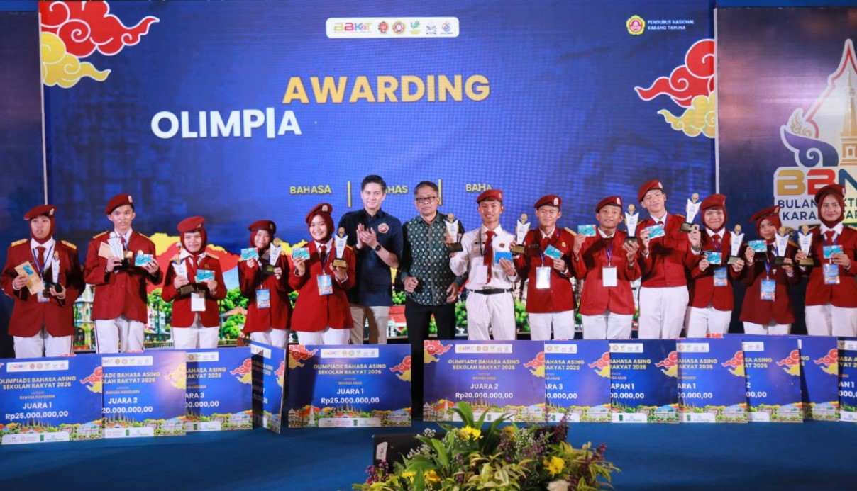Wamensos Agus Jabo Priyono bersama peserta dan pengurus Karang Taruna dalam acara BBNKT Awarding Night 2026 di Yogyakarta.
